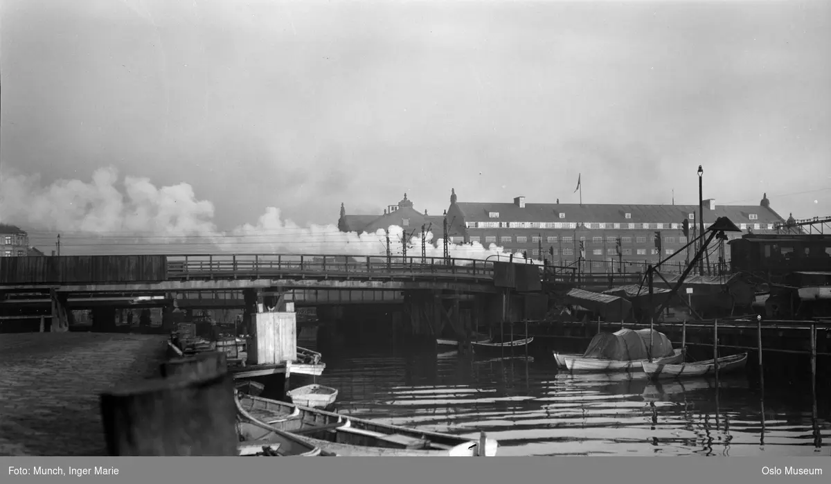 elv, robåter, jernbanebro, jernbanevogn, damp fra lokomotiv, Oslo tollsted