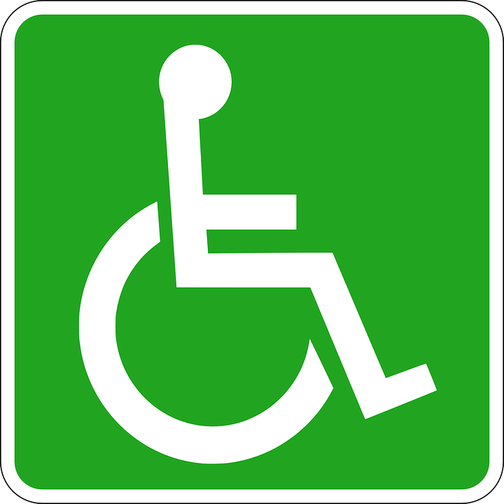Grønt skilt med hvitt rullestolsymbol. (Foto/Photo)