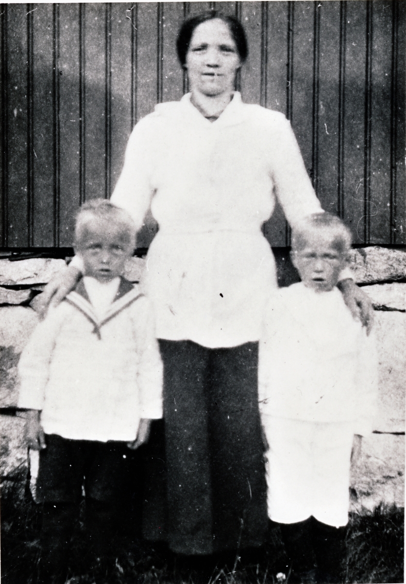 Ragnhild Arnesen med barna Olaf og Sigurd fra Elvejorda i Torsken. Ca.1918.