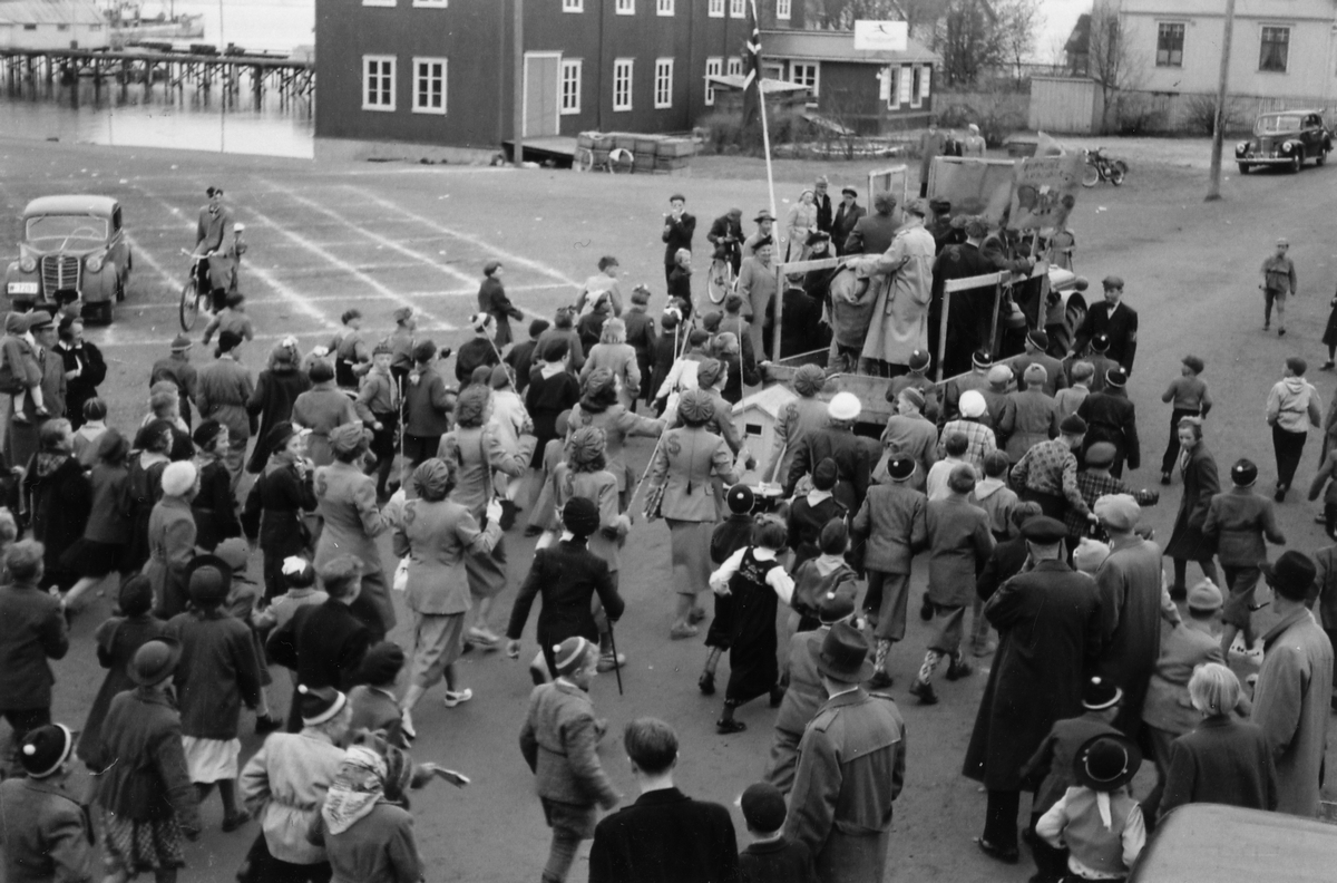 17. mai på Sortland først på 1950-tallet. Russetoget i Strandgata ved torget.
