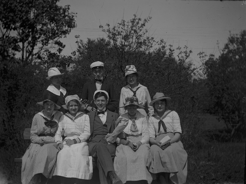 Två manliga studenter tillsammans med flickvänner, Västerås. 1918.