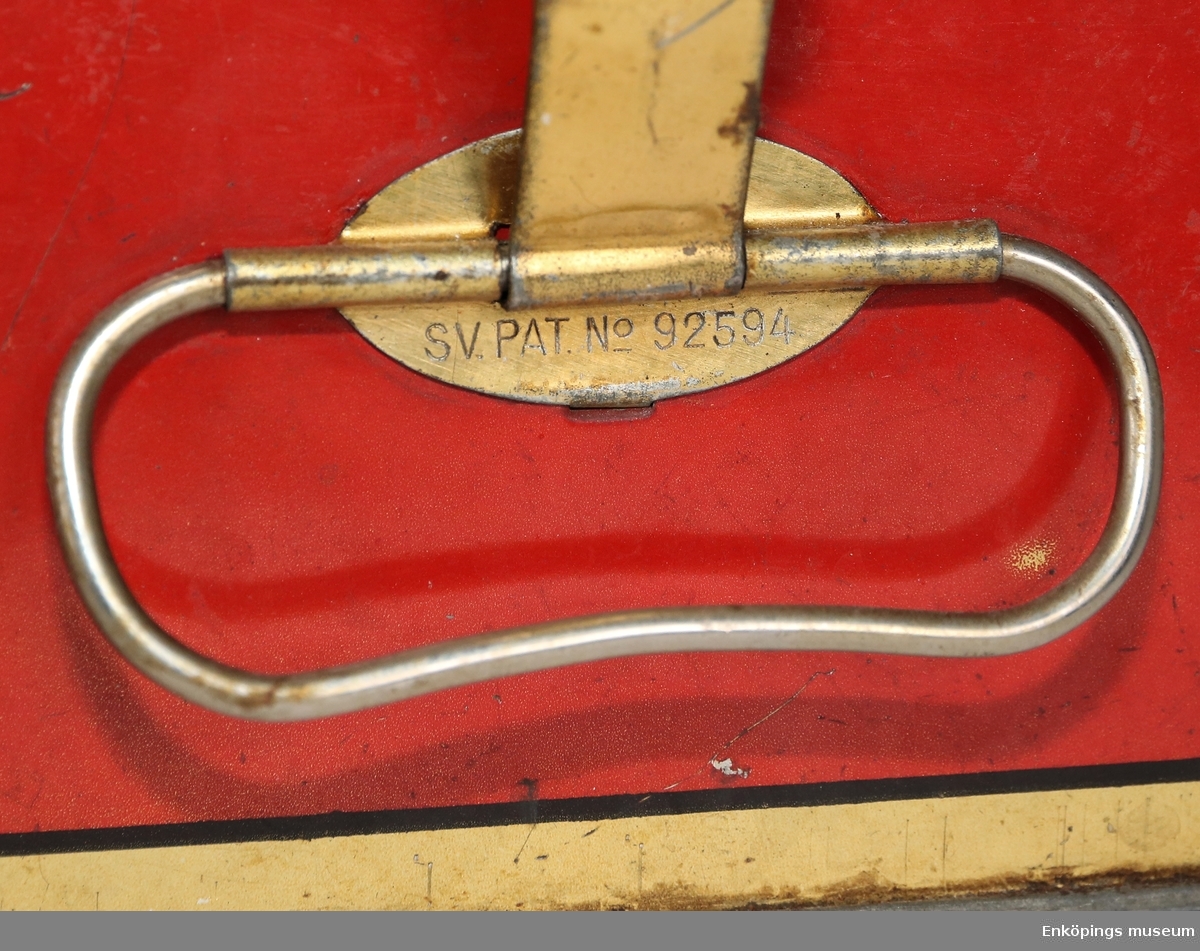 Röd plåtlåda för verktyg med texten: "PRIMUS REG. TRADE MARK A/B B. A. HJORTH & CO STOCKHOLM SWEDEN BORRAR V, 27-30 SV. PANT. No 92594, PRI-MUS".