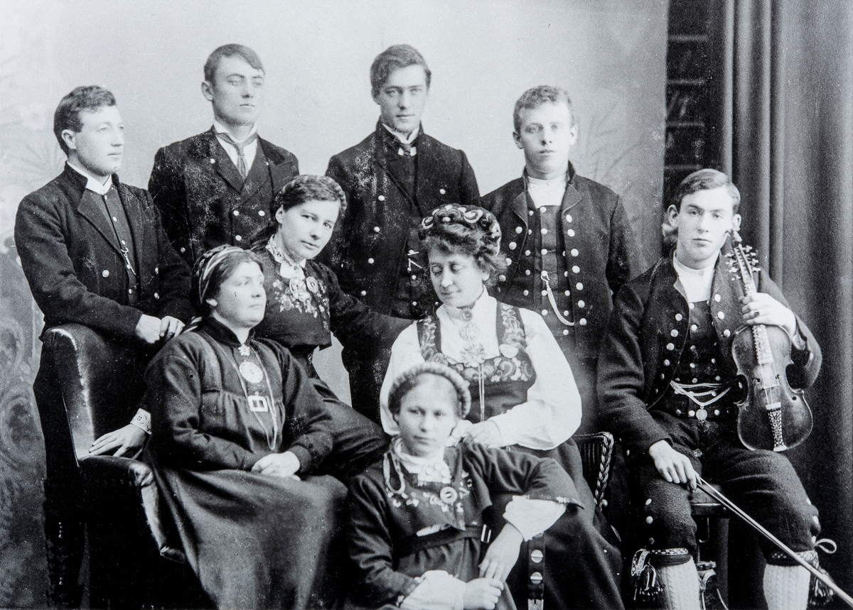 Gruppe 9 personer, 5 menn og 4 damer. Det Norske Spellaget, som senere ble til Det Norske Teater.  Hulda Garborg sittende midten av gruppen.