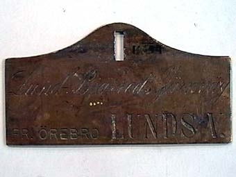 Vändbar adressbricka till KK-väska, med texten på den ena sidan:
"Milkontoret FR. LUND, ÖREBRO"
På andra sidan: "Lund-Bjärreds Järnväg FR. ÖREBRO, LUNDSV."