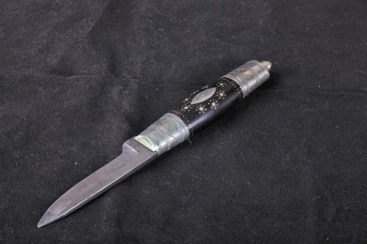 Kniven er laget på Toten, og deretter solgt av HB Falk, Gjøvik.
