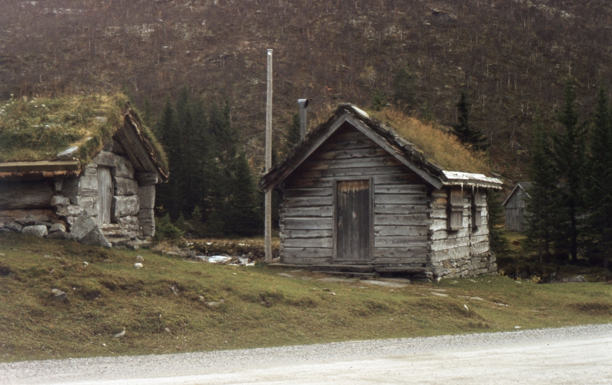 Dokumentasjonsbilder i serie av eldre bygninger i Valldal, Norddal.