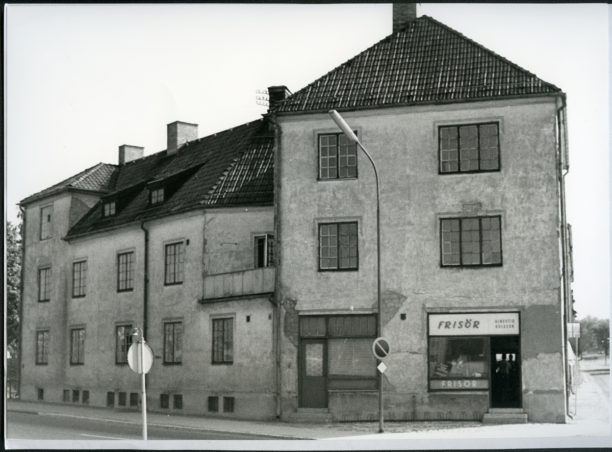 Västerås, Ängsgärdet, kv. Fogsvansen.
Rivningshus i korsningen Malmabergsgatan-Ängsgatan, c:a 1969.