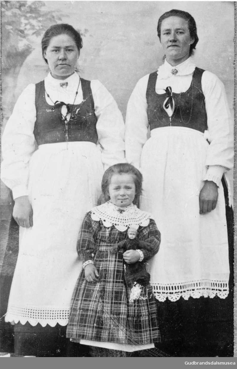 F.v.: Torø Skjåkødegård (f. 1877), Lena Skjåkødegård (1902-1918) og Anne Skjåkødegård (1883-1913)