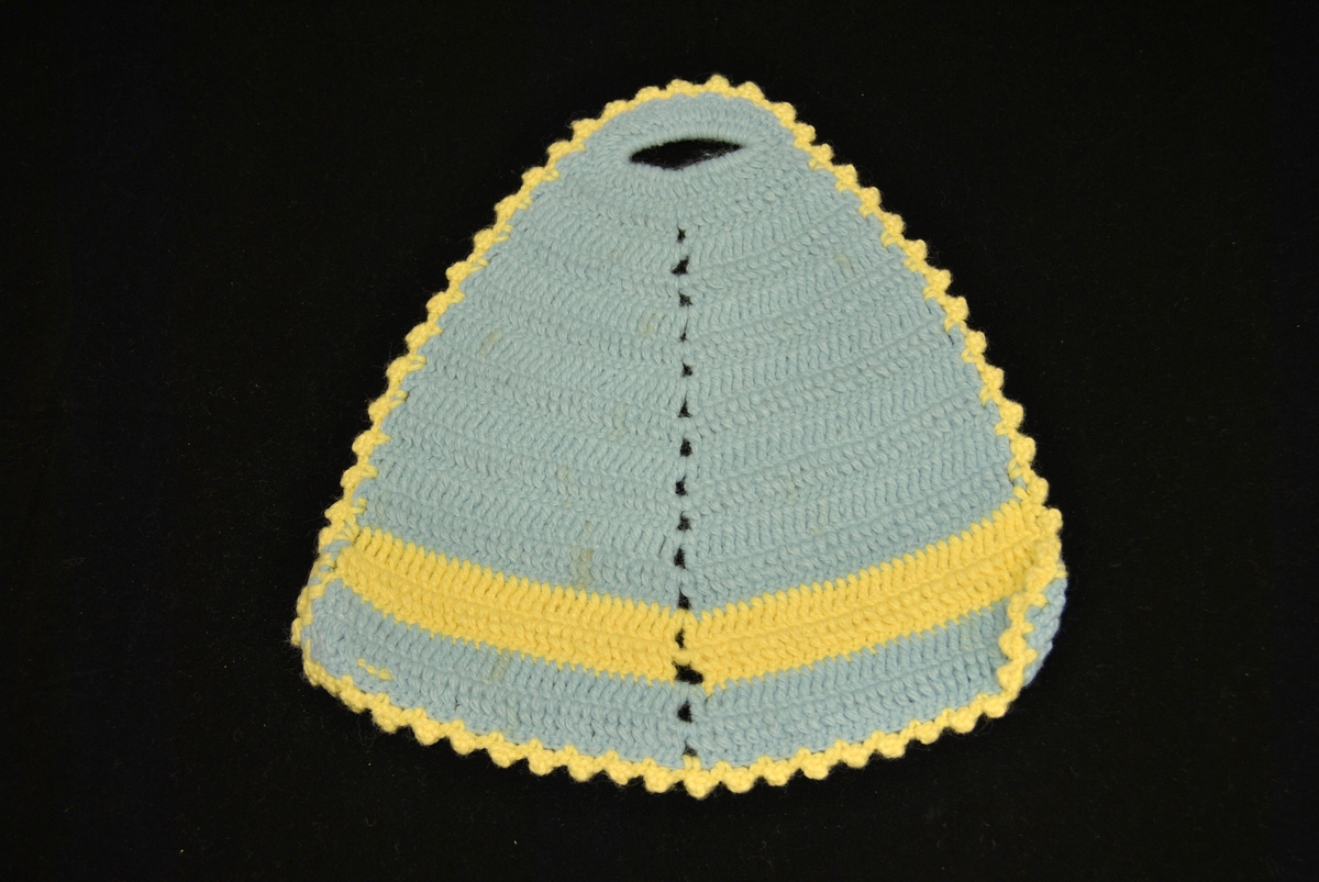 Blå bunn, gul stripe på det tjukkaste, og gul kant rundt. Hol øvst, samt markering av midtakse.