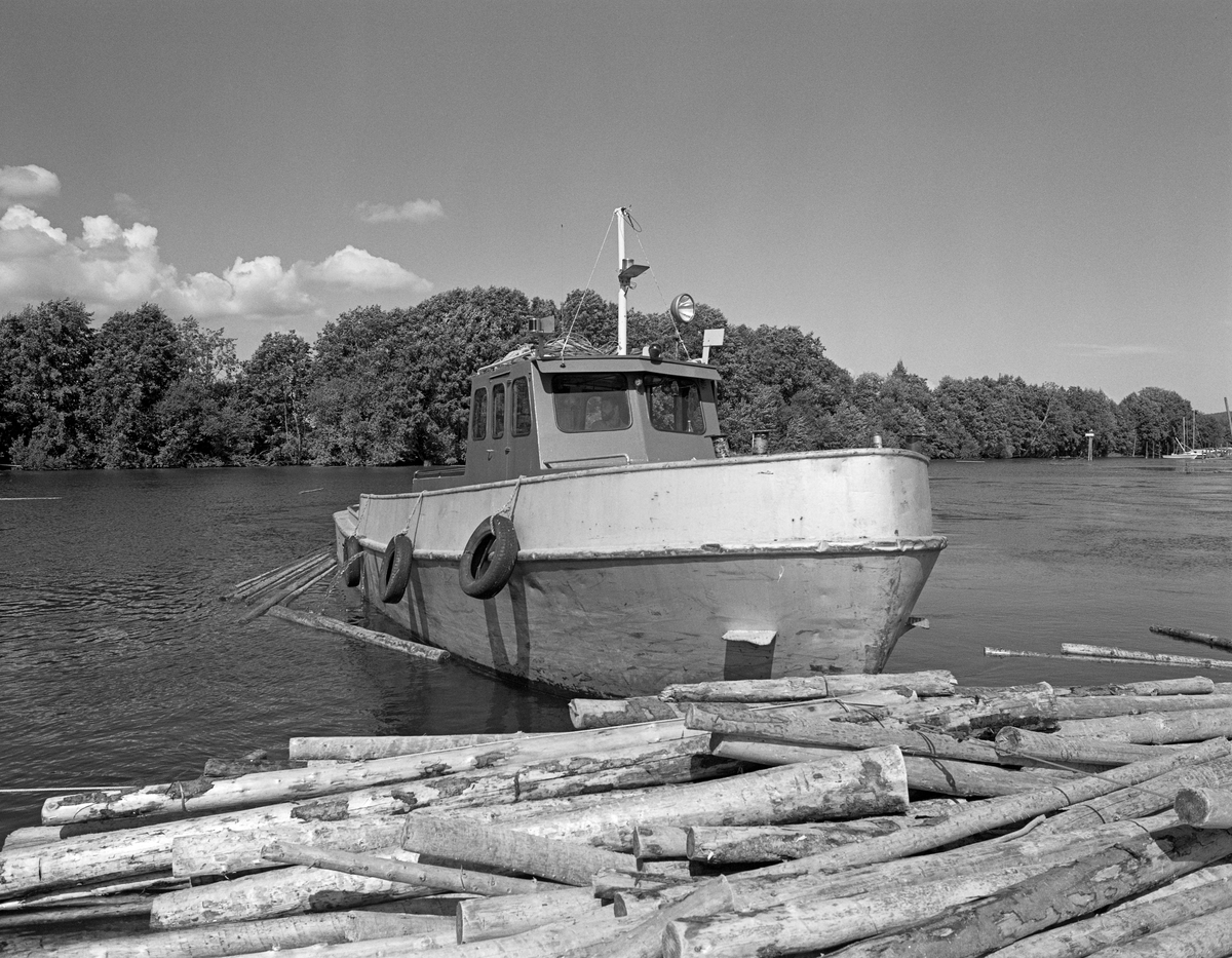 Slepebåten «Rauma», fotografert i deltaområdet lengst nord i innsjøen Øyeren i Glommavassdraget, der dette fartøyet ble mye brukt i forbindelse med buksering av fløtingstømmer. Dette var den andre slepebåten Glomma fellesfløtingsforening disponerte som hadde Rauma-navnet. Den første var en 48 fots dampbåt fra 1898, som startet sesongen med å slepe soppemaskinene til lenseanlegget i riktige posisjoner. Når dette materiellet var i drift, ble den første Rauma-båten særlig brukt til å slepe «sopper» (tømmerbunter) fra opplagsstedet Vestvollen til den lokale skogindustrien på Nedre Romerike. Når sesongen var over, ble den samme båten brukt til å slepe de nevnte soppemaskinene til vinteropplagssteder. Etter 2. verdenskrig erkjente ingeniørene i Glomma fellesfløtingsforening at de mange gamle dampbåtene virksomheten disponerte var uøkonomiske i drift, først og fremst fordi de trengte et forholdsvis stort mannskap. Mange av de gamle fartøyene ble ombygd, men den 61 år gamle Rauma ble i 1959 erstattet av en ny liten slepebåt ved navn Rauma. Den ble bygd ved Knardalstrand Slip & Verft i Porsgrunn etter tegninger som Richard Furuholmen og Otto Scheen hadde utført i samarbeid med fløtingsingeniøren Kjell Bering.  Båten var 12,24 meter lang, 5,4 meter bred og veide 20 tonn. Den nye Rauma hadde en kraftig dieselmotor. Fram til 1971 ble den nye Rauma, som den gamle, brukt til å buksere tømmerpartier fra vindskjermen ved Vestvollen til den lokale industrien. Etter at denne industrien ble nedlagt ble denne båten i hovedsak brukt til å styre den bakre delen av «nedleggene» – lange kjeder av «sopper» – som ble slept forsiktig gjennom de grunne og svingete elevefarene i deltaområdet nedenfor Fetsund lenser mot Sofiedal eller Engelsvika i Rælingen, der nedlegget ble fortøyd mens de store slepebåtene Isnæs og Mørkfos, hentet nye nedlegg med bistand fra Rauma. To og to nedlegg ble bundet sammen til «vendinger», som ble slept videre nedover til Sandstangen eller Sleppetangen ved Glommas utløp av Øyeren. Det hendte også at Rauma gikk helt ned til sørende av Øyeren. Det var denne båten som slepte de aller siste stokkene fra lenseanlegget og sørover da fløtinga ble avviklet i 1985.  Rauma ble seinere overtatt av museet ved Fetsund lenser, som fikk finansiert en restaureringsprosess i 2004-2005. Museet bruker Rauma som arbeidsbåt i under vedlikehold av det nå fredete lenseanlegget.