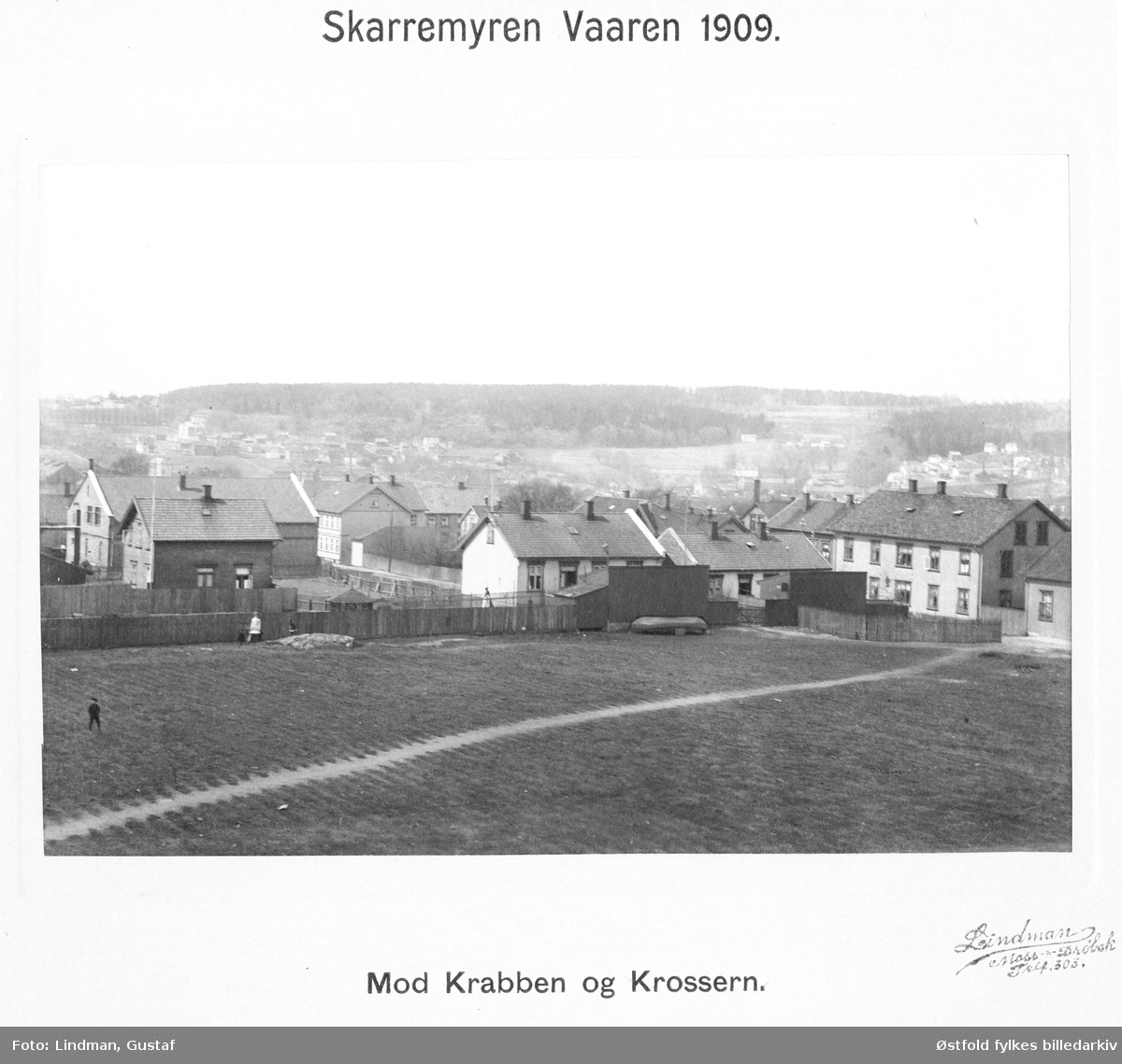 Skarmyra i Moss, 1909 med bolighus. Mot Krabben og Krossern. Personer spaserer på jordet.