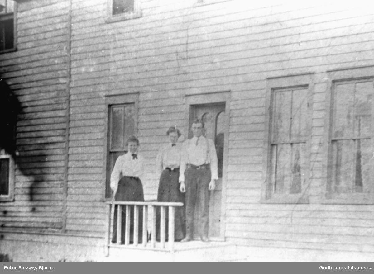 Tre personer står på trappa til huset i Reilroad, Duluth, Minnesota.