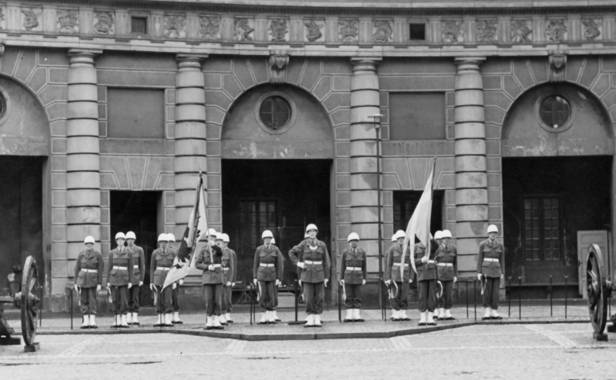 Högvakt den 13 augusti 1958

Bild 1: På- och avgående vakthavande majorer + en ytterligare officer.
Bild 2: Högvakten på Gevärsbron.