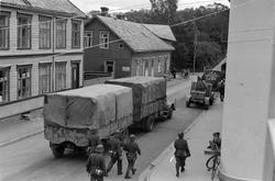 Tysk bilkolonne og soldater i Brugata i  Levanger,  snikfoto