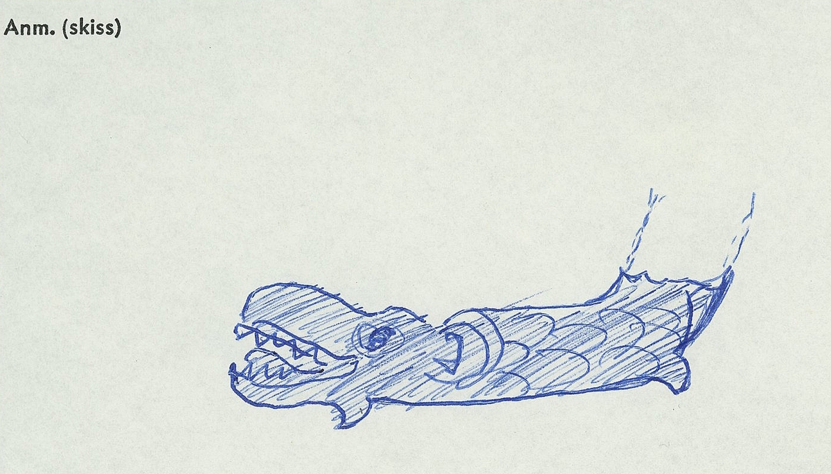 Skulptur av en drake (eller delfin), återgiven i vänster profil.
Huvudet är stort och har en klumpig nos, halvöppen mun och små ögon. Stjärten med sin storflikiga fena fortsätter uppåt och avtecknar sig längs stjärten till en triton. Baksidan är slät.
Skulpturen är relativt sliten.

Text in English: A sculpture of a dragon (or dolphin) in left profile.
The head has a large clumsy nose, a half-open mouth, and small eyes. Its tail with a largelobed fin extends upwards a triton''s rear, see No. 01018. The back is smooth.
The sculpture is somewhat worn.