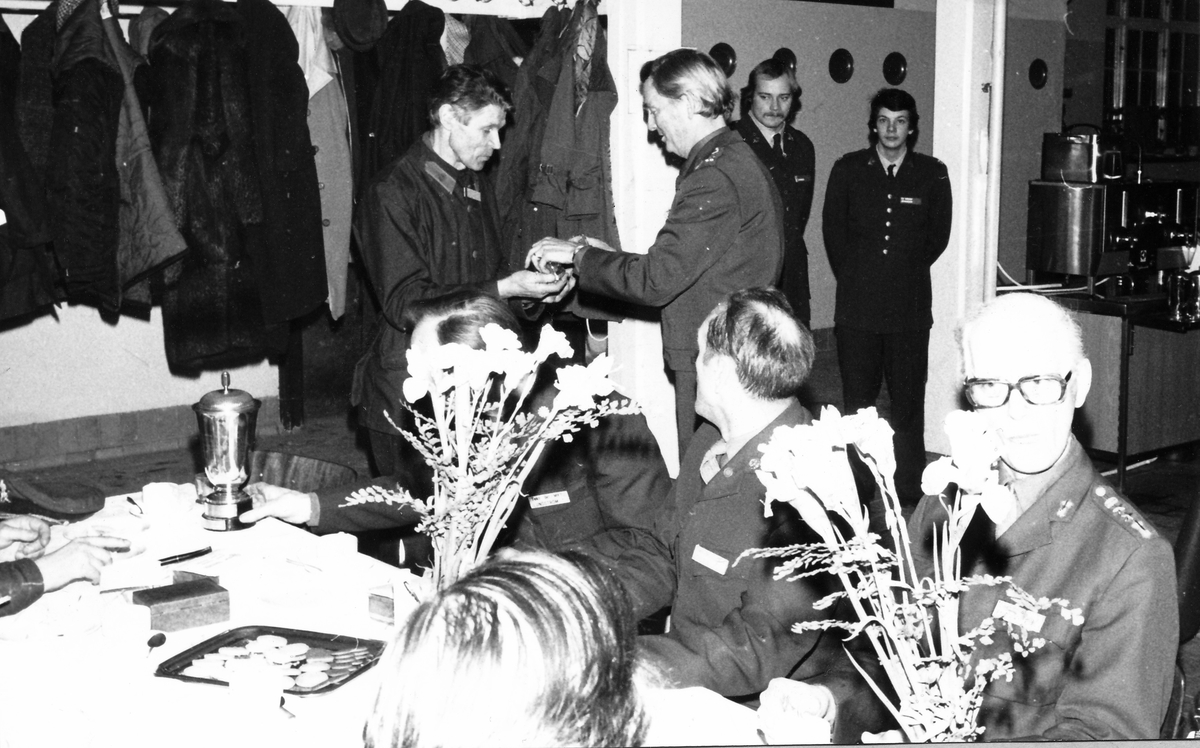 Samling med regementets personal 1979-12-18.

Öv 1. Åke Eriksson delar ut idrottspris till kn Karl-Åke Bergström.