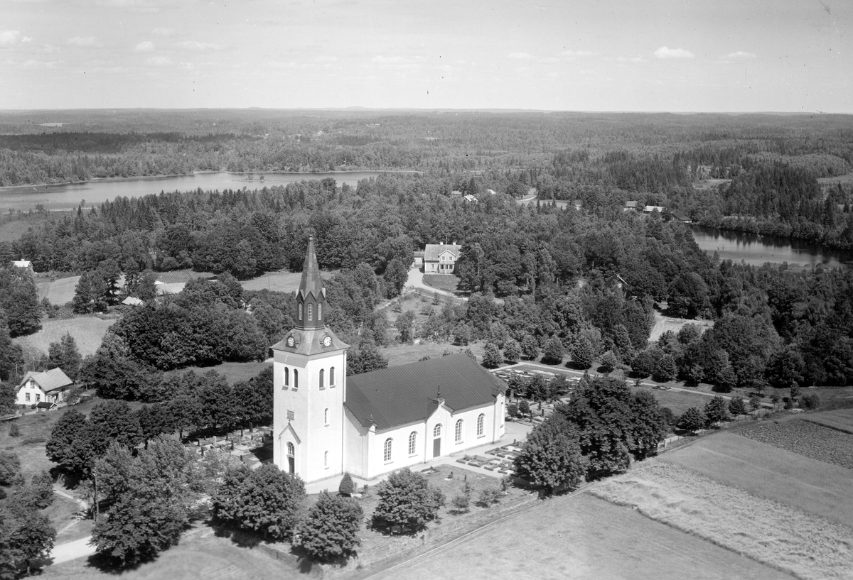 Nuvarande kyrkan i Lidhult invigdes 1880 och uppfördes enligt Johan Adolf Hawermans ritningar.
Kyrkan som är byggd i sten i historiserande blandstil består av ett rektangulärt långhus med kor och en bakomliggande halvrund sakristia.