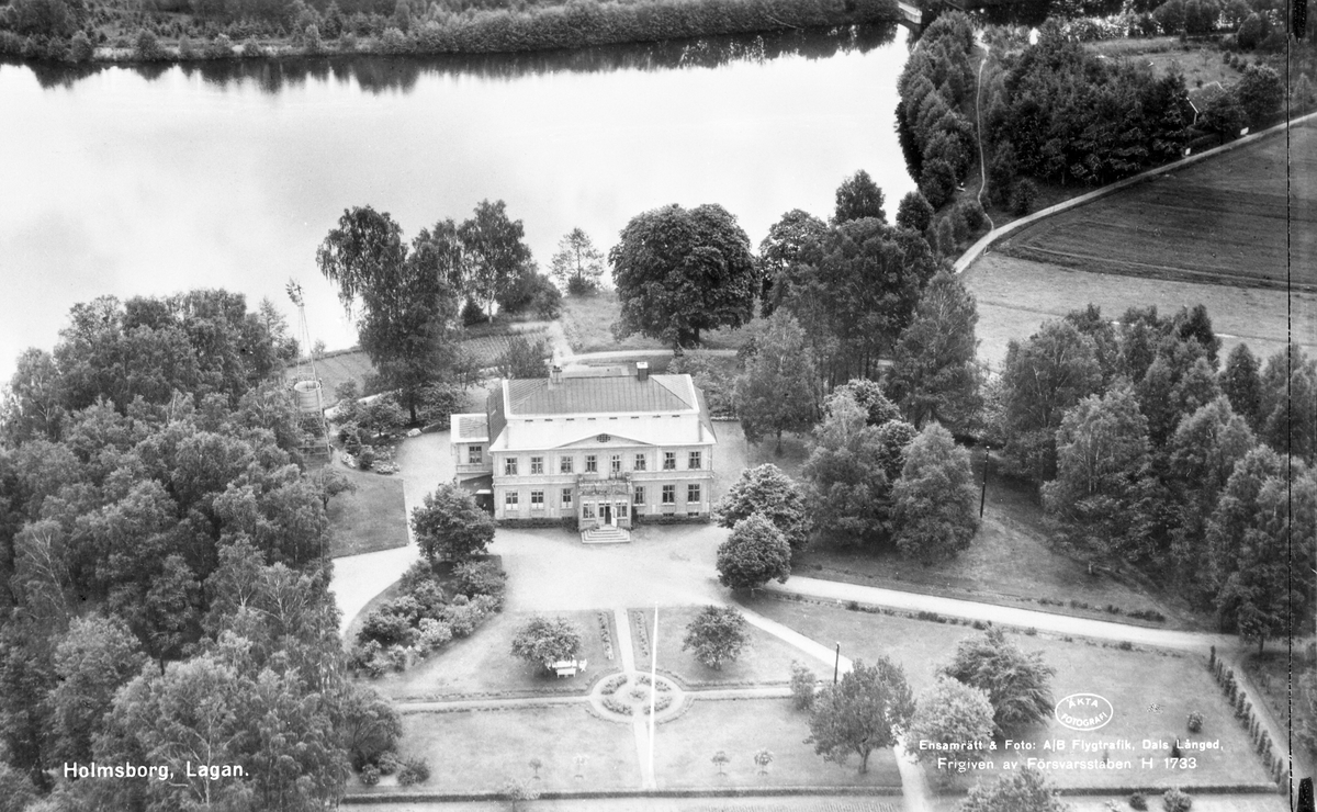 På 1760-talet och fram till 1805 fanns inom roten i Berga endast fem gårdar, nämligen Bro, Torg Norregård, Torg Södergård, samt Hulan.
1911 sålde Peter Johan Danielsson en del av Hulan till Karl Erik Gerhard Holm, som byggde en stor villa uppe på backen som fick namnet Holmsborg.