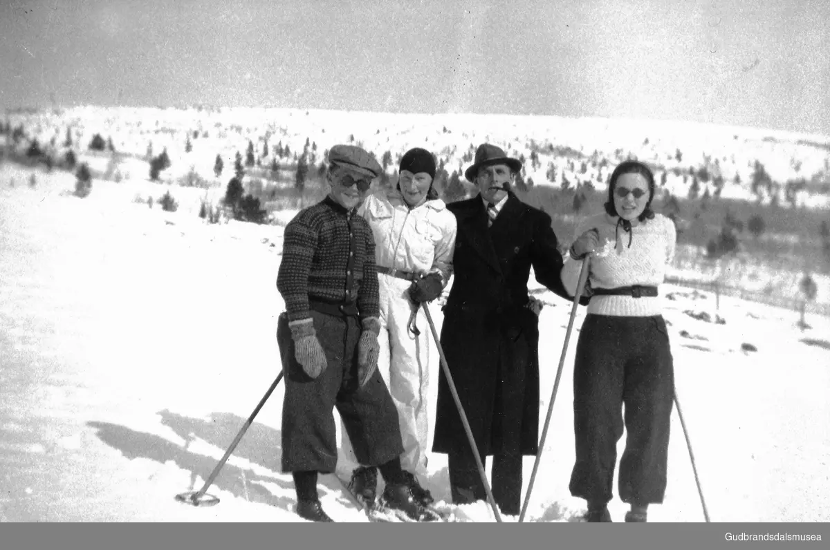 Frå nordistun Storbråtå. 
F.v.: Tor Teigum (f. 1923), Anne Brekkum (f. 1918 g. Guldbakke), Kaare Halvorsen (f. 1903-1993) og Ingeborg Storbråten (f. 1919)