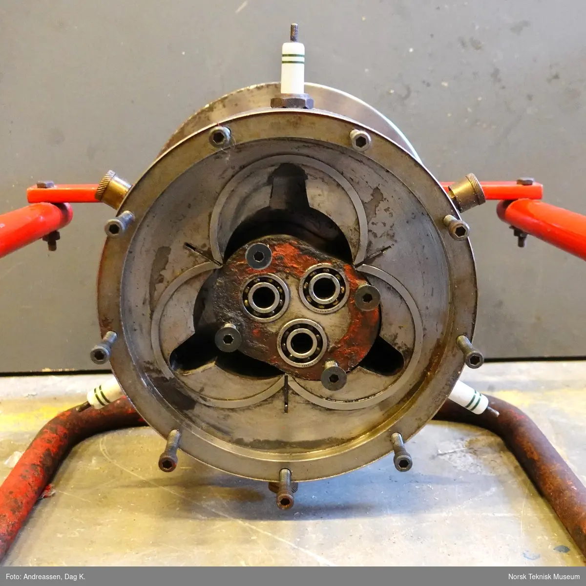 Rotasjonsmotor patentert i 1963 i alle gjeldende industriland. Motoren har en rotor som ligner fasongen på en skøytebane og en stator med 3 kammere lik en trekløver. På begge sider av rotoren er det festet skiver som følger rotorens bevegelse. I disse skivene er det frest ut spalter som fungerer som ventiler for innsug og eksos. Rotoren går i en bane slik at det dannes tre arbeidstakter for hver omdreining av utgående aksel. Rotoren blir tvangsstyrt av tre eksentertapper som har utvendig fortanning (planethjul). Utenfor disse er det en ring med innvendig fortanning (solhjul) som styrer planethjulene. Mellom rotor og stator er det montert tetningslister.