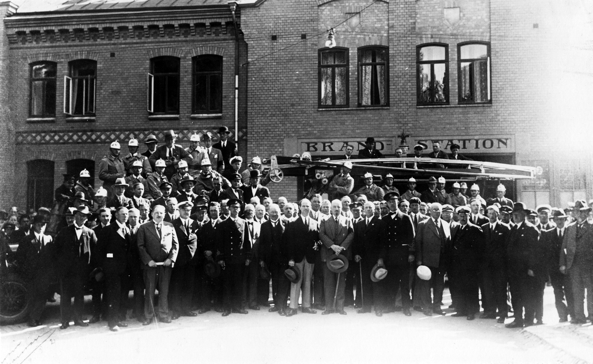 En grupp män står uppställda utanför Alingsås brandstation. Länsförbundets årsmöte i Alingsås 1932.