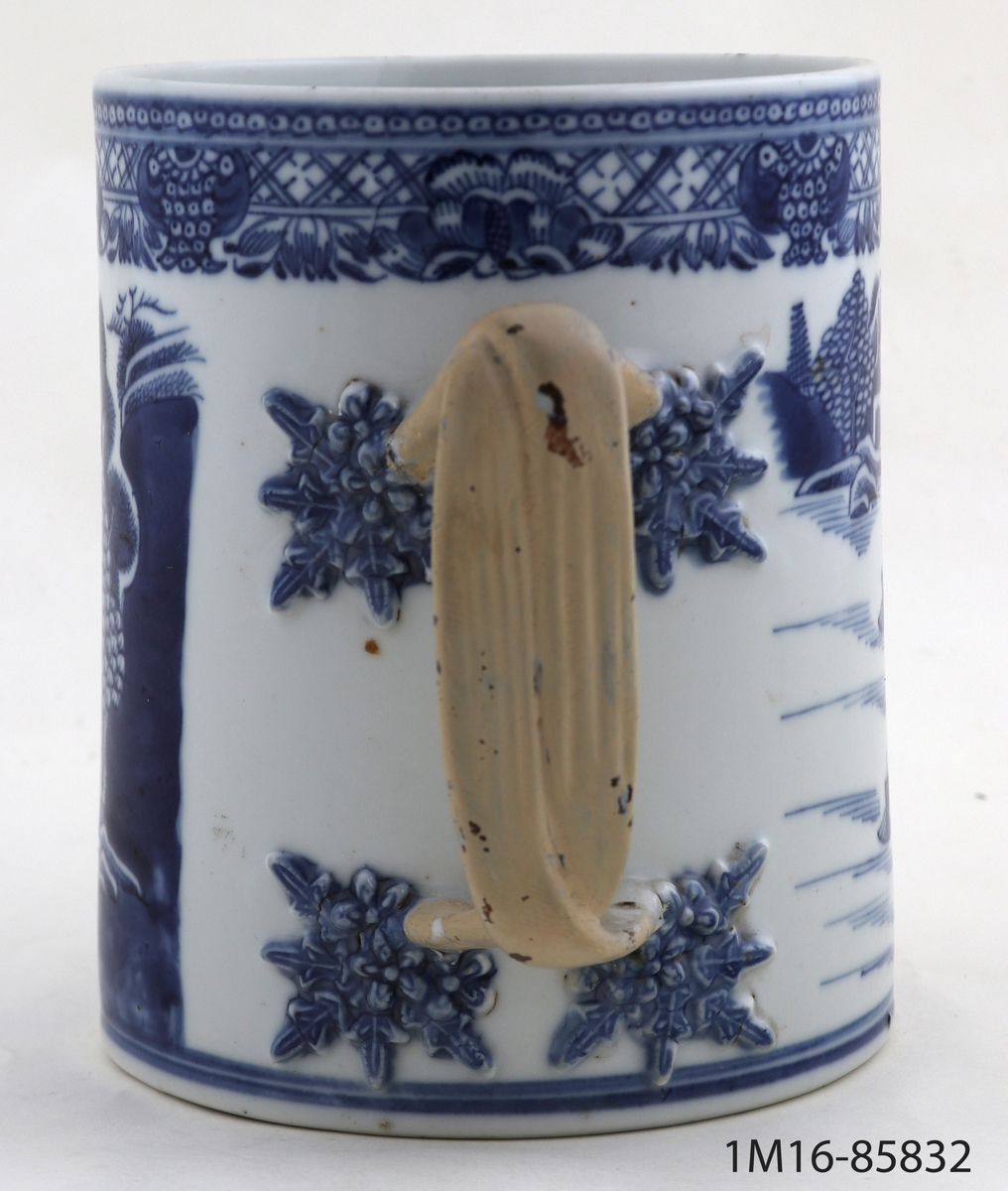Ölkrus, av vitt porslin, målad dekor i blått "Pagod".