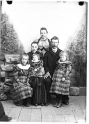 Familiebilde av Jakob Sehmsvold med familie