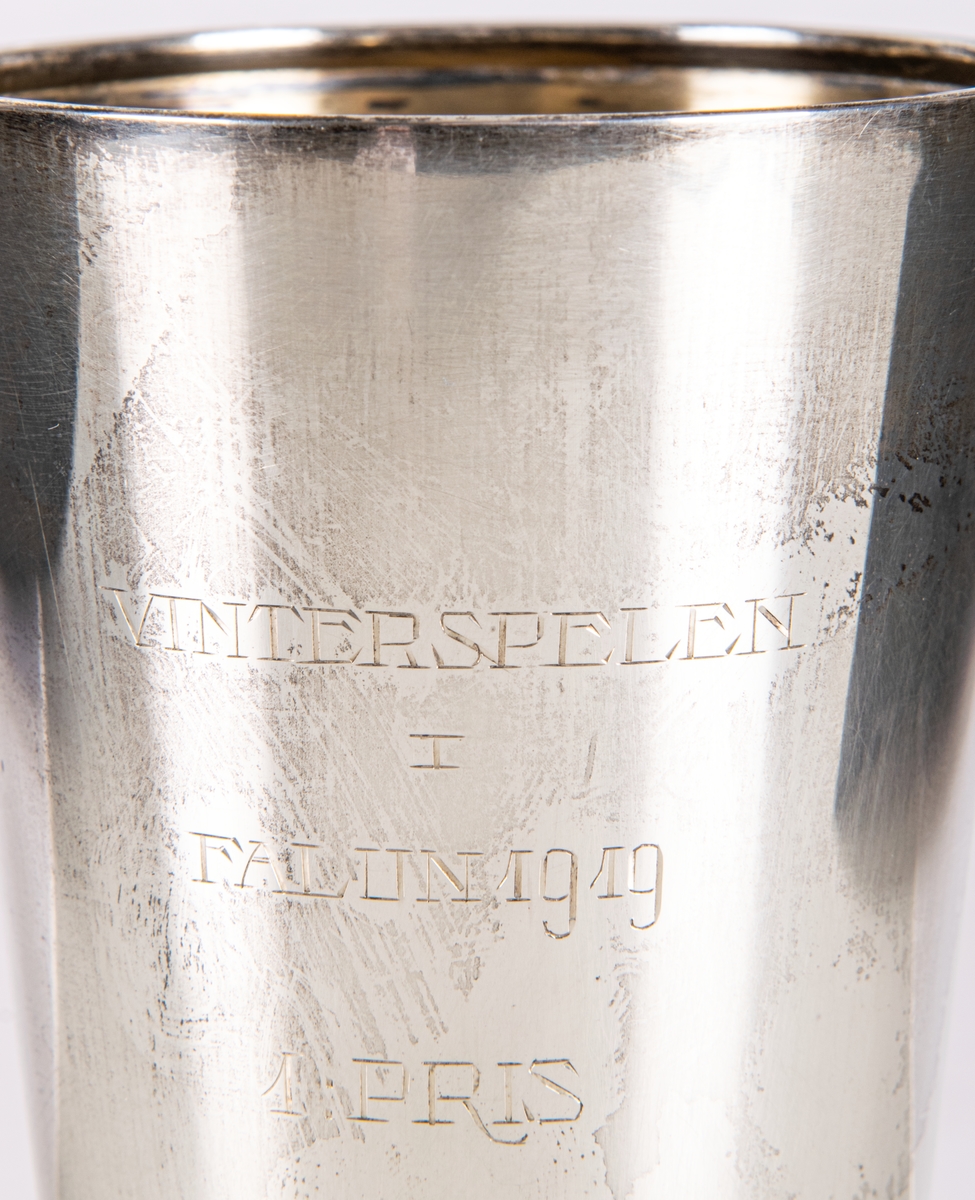Bägare, silver, med inskription.
Vinterspelen i Falun 1919.