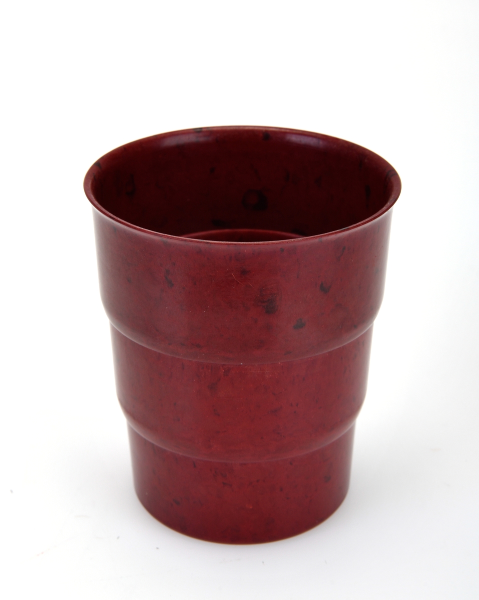 Koppen består av 3 stk. skråformede ringer (den ene m. bunn) som gjør koppen sammenleggbar.