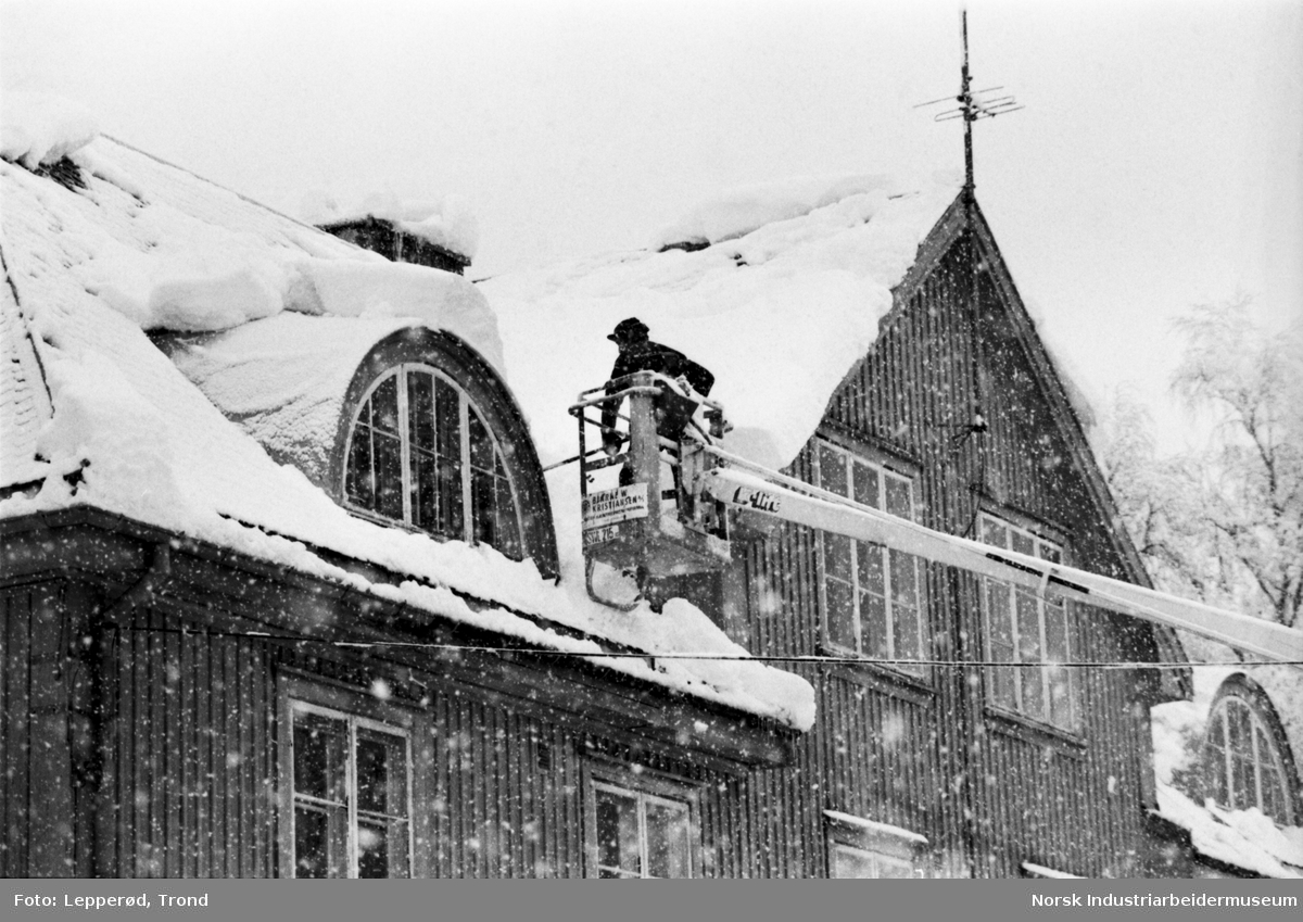 Taket på Rjukan Politikammer ryddes for snø.