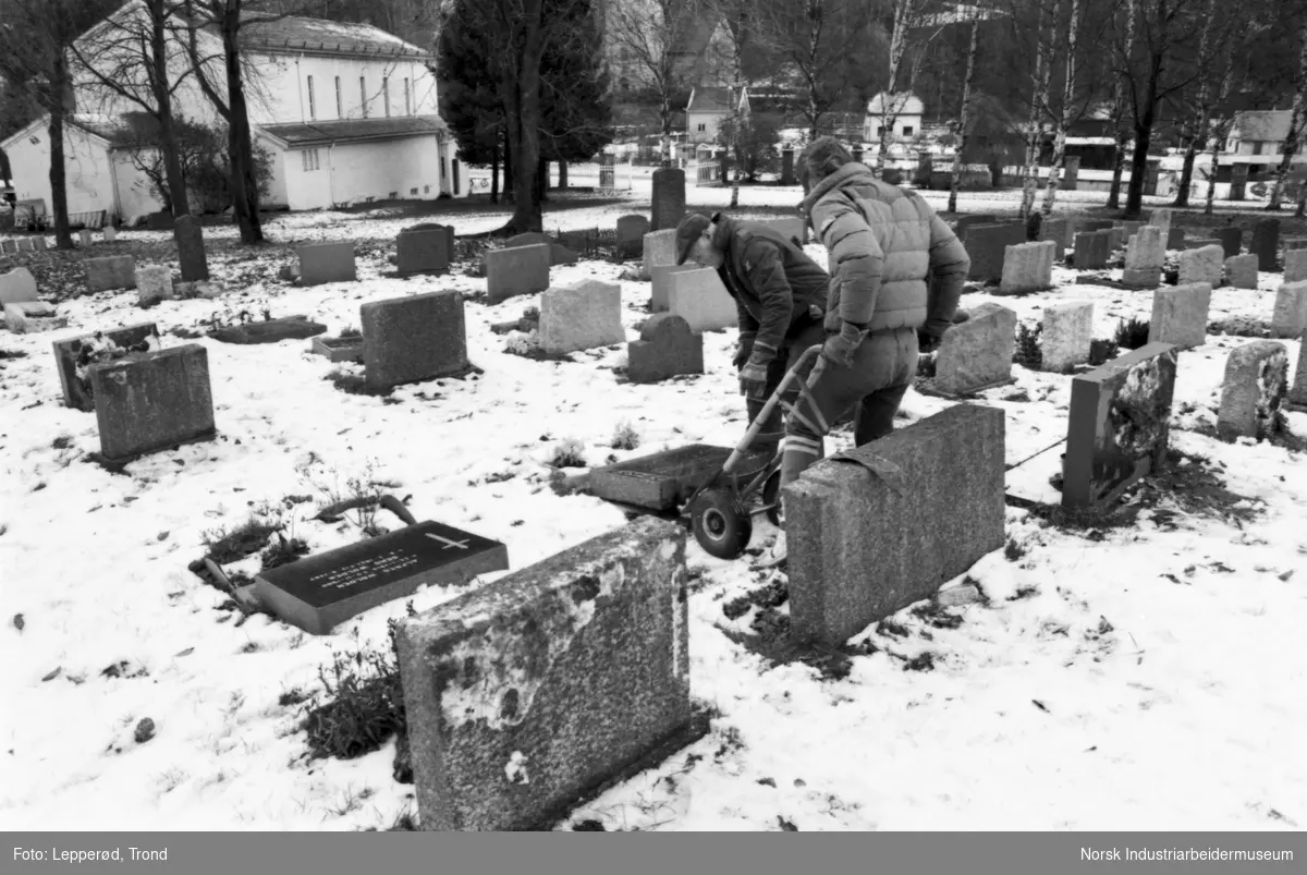 Kirkegården er vandalisert, med veltede gravstøtter.