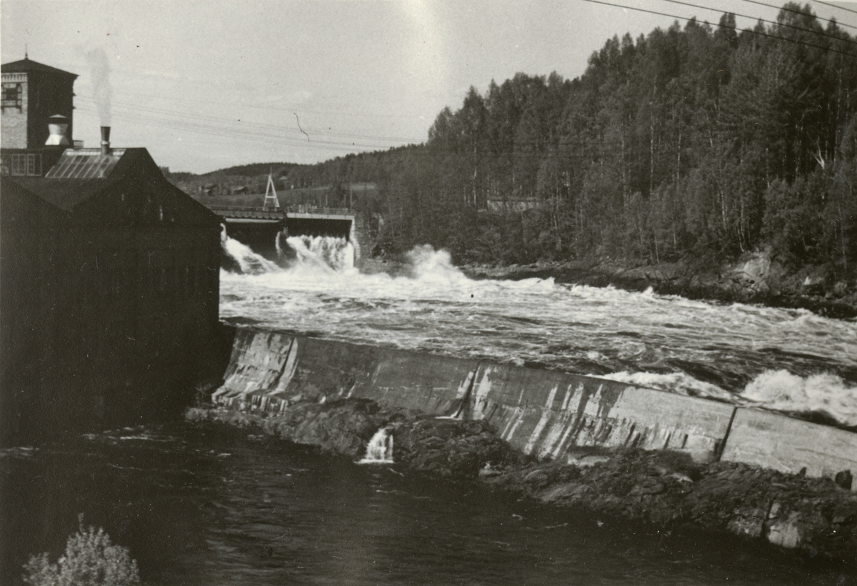Text i fotoalbum: "Reg- och Fointmöte i Falun våren 1951. Kvarnsvedens pappersbruk".