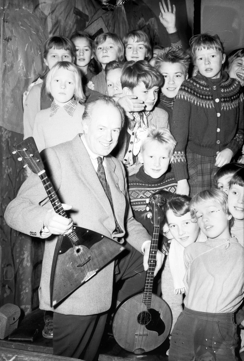 Boris Borisoff spiller balalaika for skolebarn