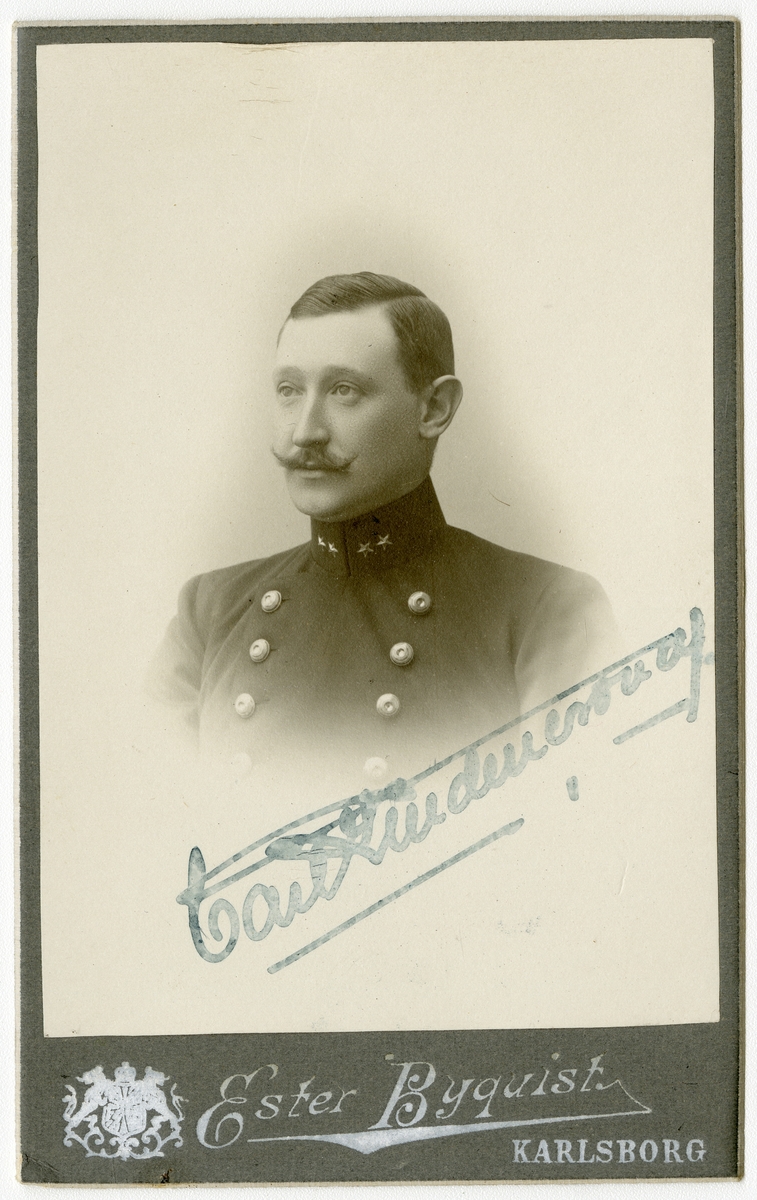 Porträtt av Carl Lindencrona, löjtnant vid Kronobergs regemente I 11.

Se även bild AMA.0008338.