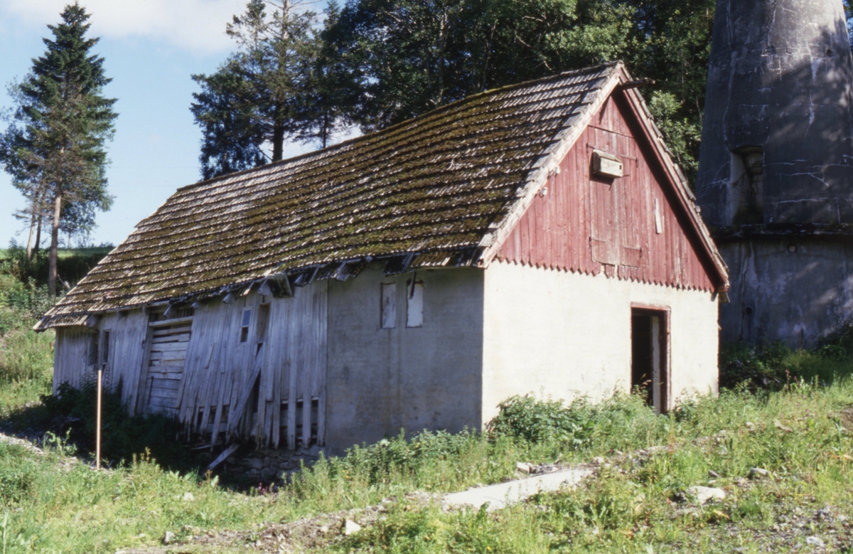 Dokumentasjonsbilder i serie av et gammelt bedriftsområde, Smiths bedrift i Sykkylven.
