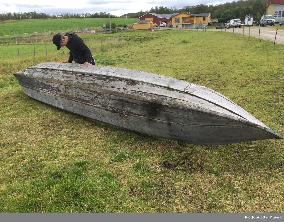 Dokumentasjon av en elvebåt i privat eie. Båten ble seinere gitt som gave til museet av Robert Severin Pedersen fra Bjørkås gård.