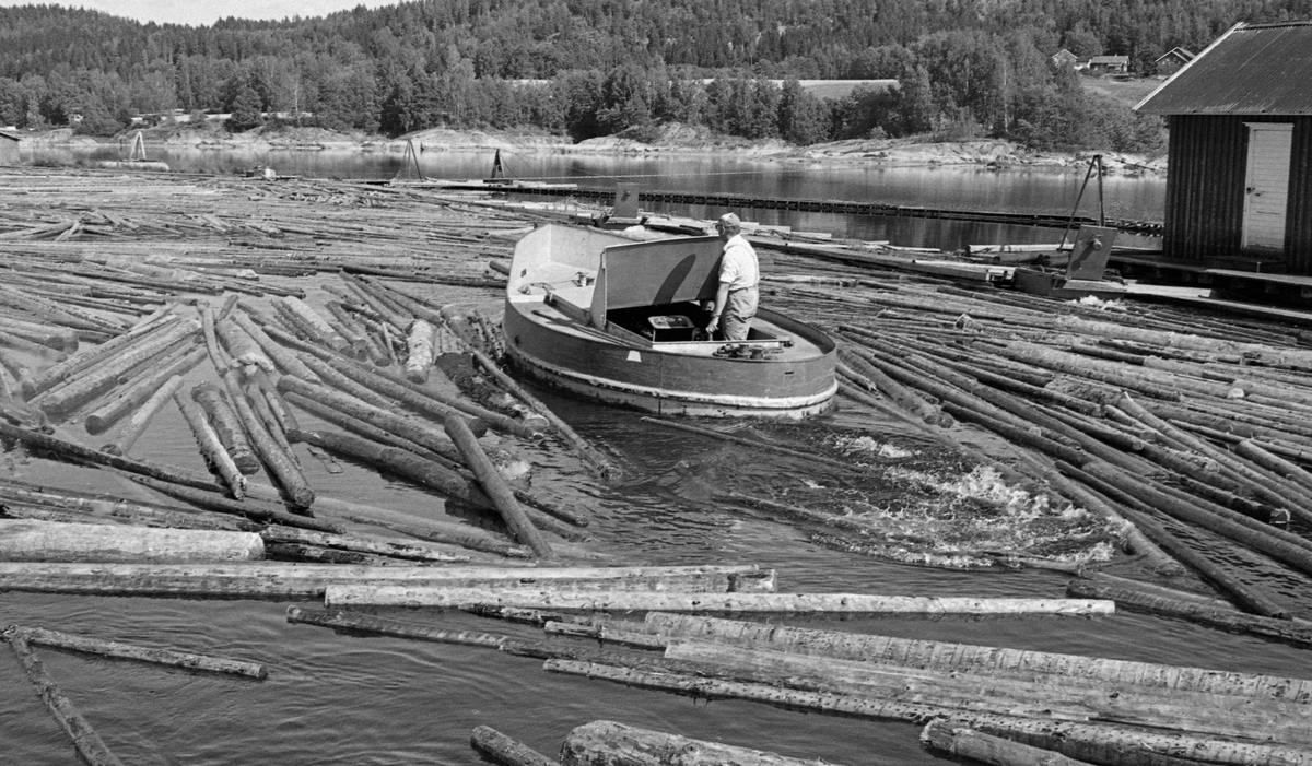 Glennetangen lense. Traktorbåt i arbeid.  Fotografiet skal være tatt 19. august 1985. 