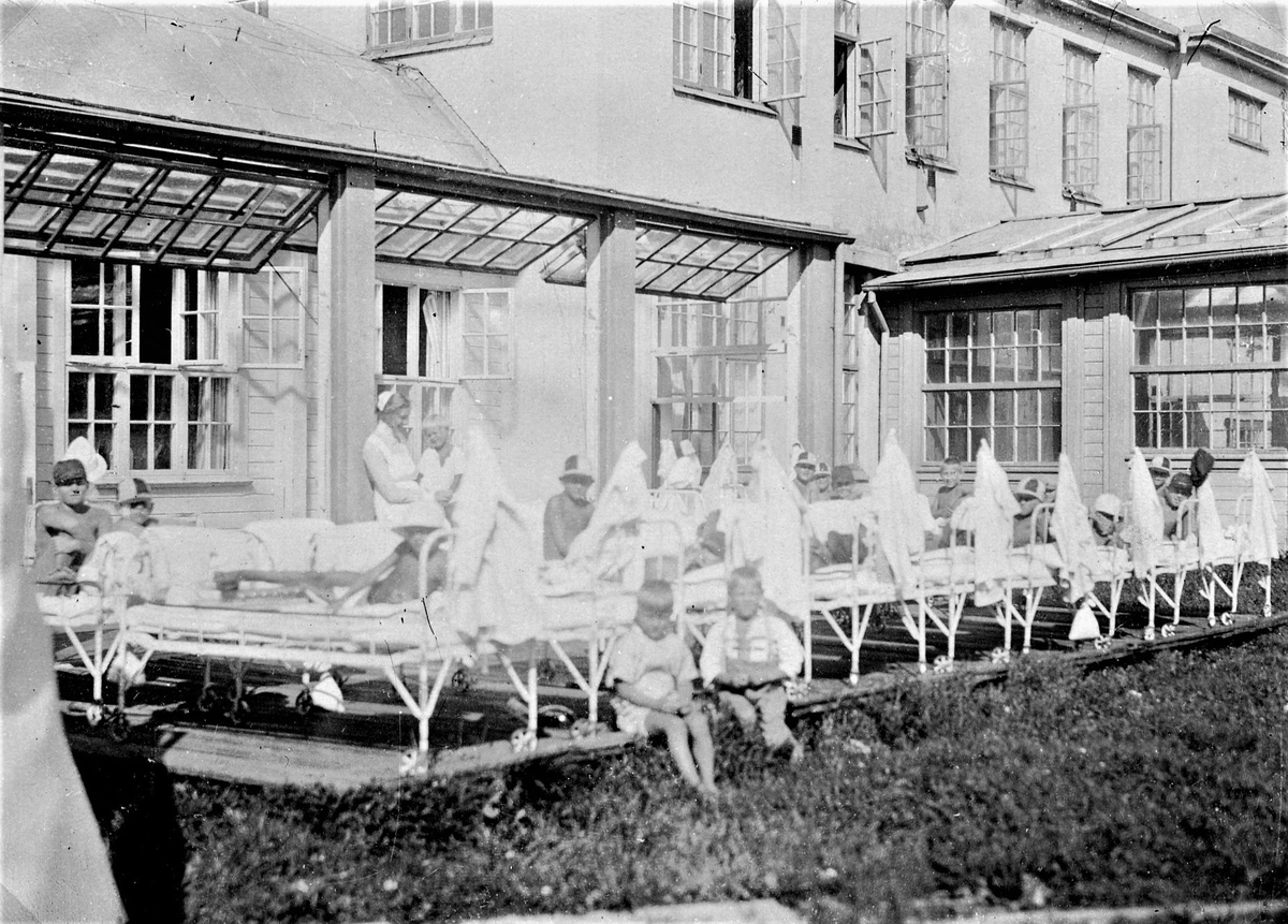 Solveranda på Kustsanatoriet Apelviken under 1930-talet. Solandet var en viktig del av vården mot körteltuberkulos.
