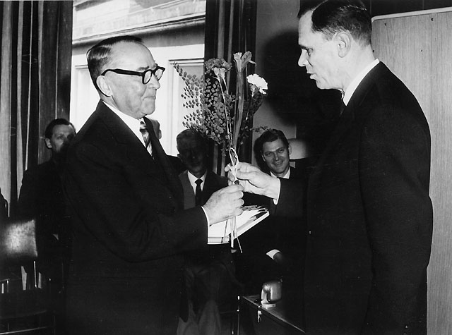 Uppvaktning av byråchef Thure Nylund, Generalpoststyrelsens
författningsbyrå, vid dennes avsked från tjänsten den 30 maj 1962.