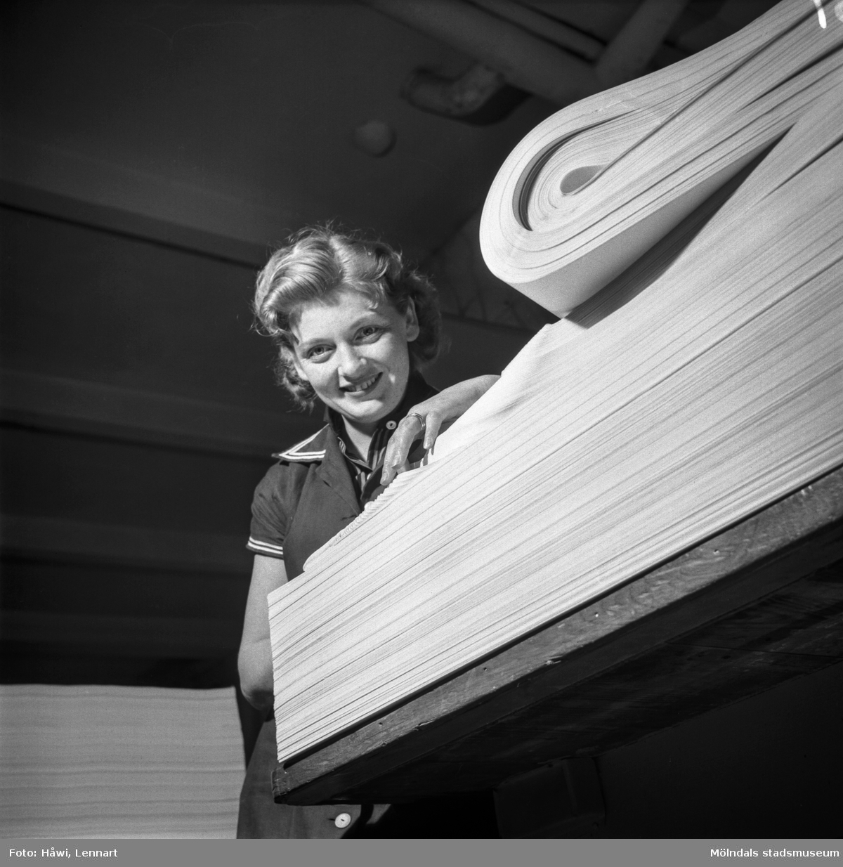 Kvinna i arbete i sortersalen på pappersbruket Papyrus i Mölndal, 6/5 1955.