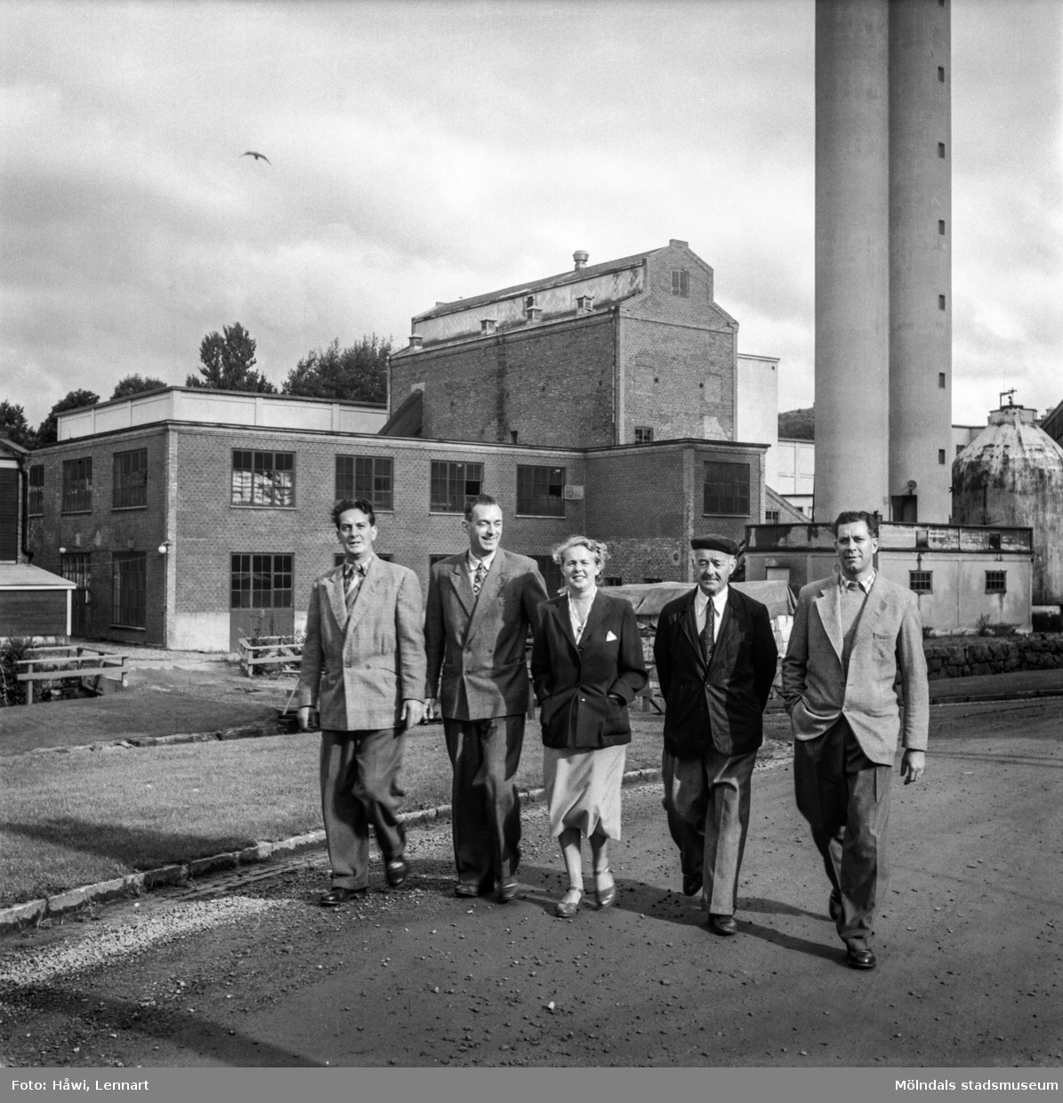 Papyrus trädgårdsmästare Aug. Andersson med familj. Pappersbruket Papyrus i Mölndal, 16/9 1955.