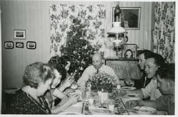 Jul i stua på Tjukkskogen i 1953. Julegrøten fortæres. Rundt