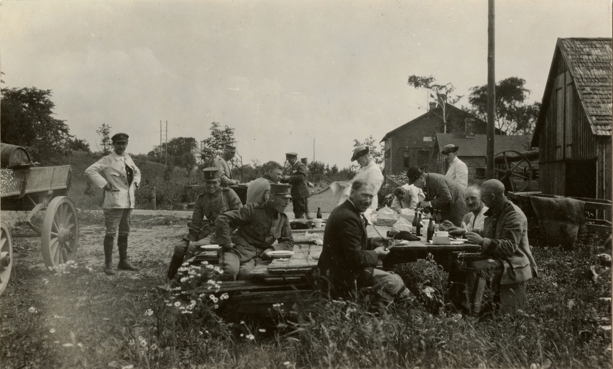 Fotoalbum innehållande bilder från 1924 föreställande Landstormstävlingarna i Ystad.