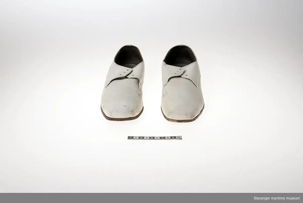 Skipselektrikers sko (høyre) av hvit lær uten skolisser.