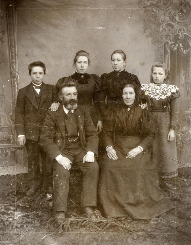 Familien på Thorsrud i Bagn kring år 1900. Her sit Ole og Ingrid, bak står borna Erik, Kristine, Berthine og Anna. Fotograf: Olga Olsen. BV 87-231B. (Foto/Photo)