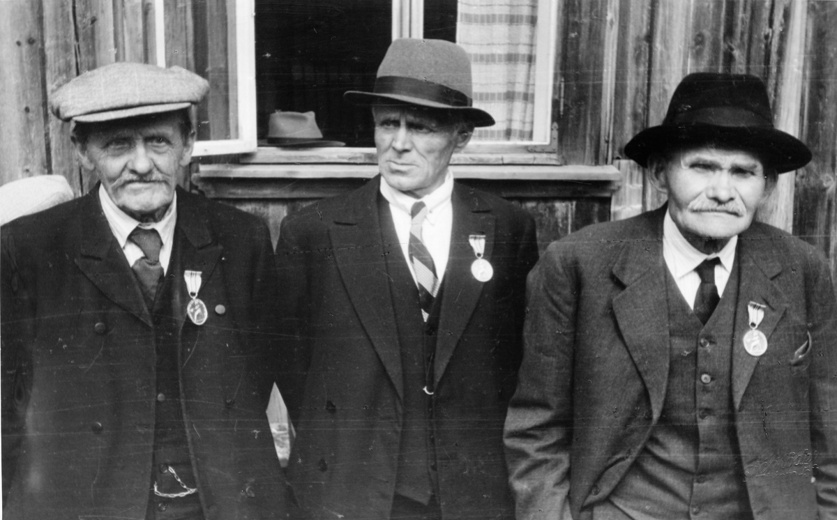 Tre ansatte ved Røros kobberverk har mottatt Norges Vels medalje for lang og tro tjeneste i Bergskrivergården i forbindelse med verkets 300-årsjubileum i 1946