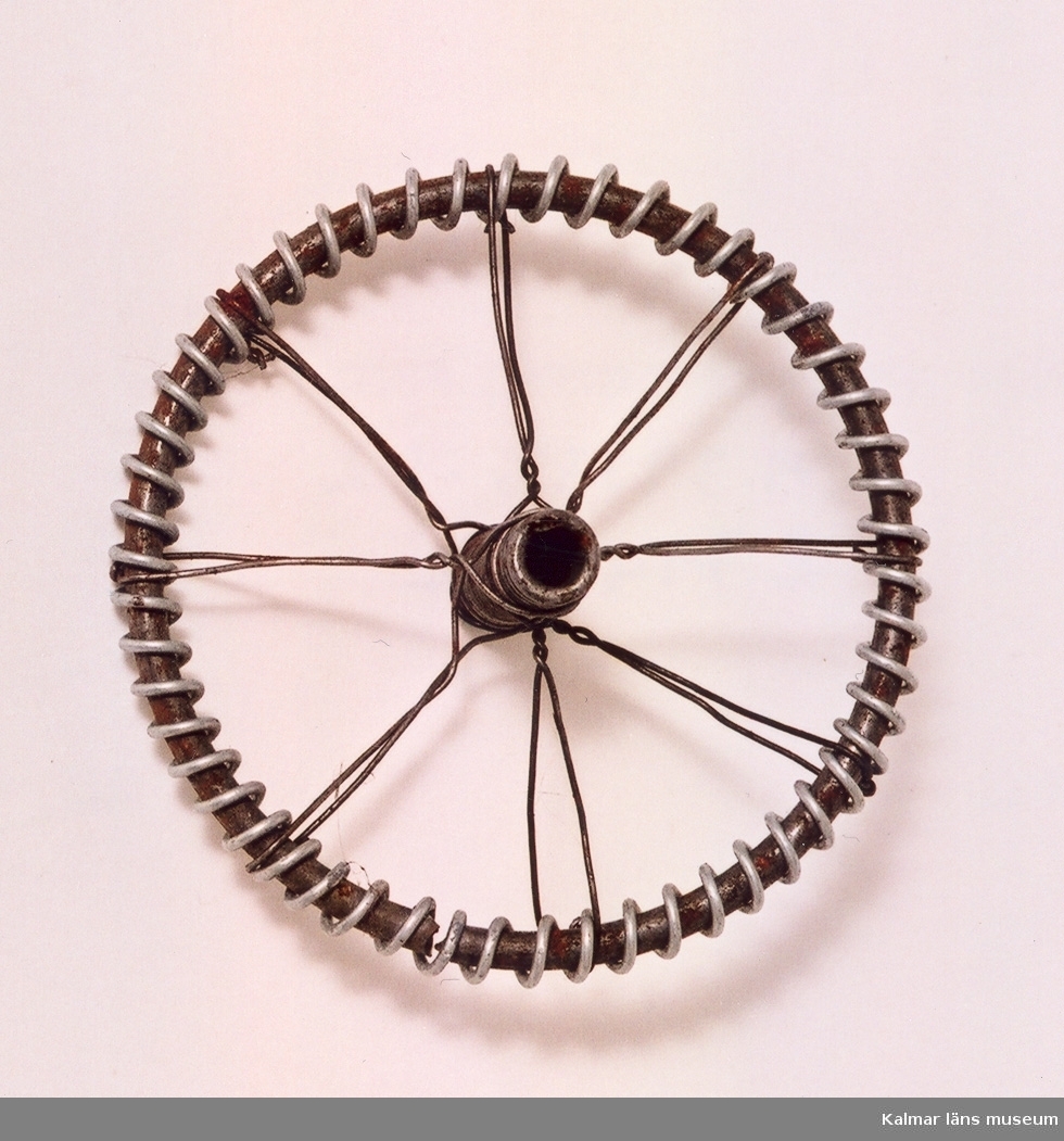 KLM 39586:42 Hjul, 5 st, av ståltråd. Hjulen är av den typ som använts vid tillverkningen av cyklar och bilar. Trådarbete. Tillverkad av givaren Yngve Axtelius som var verksam som trådslöjdare.