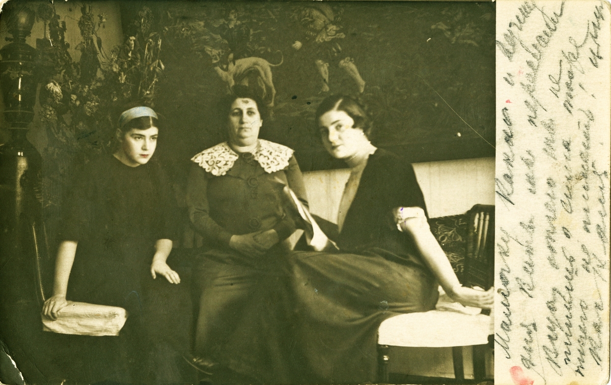 Bilde av Sophie Rostin med to av sine døtre, Victoria til venstre og Julia til høyre. Bildet er sendt som postkort og påskrevet på begge sider. Poststemplet Moskva, 20.01.1913.