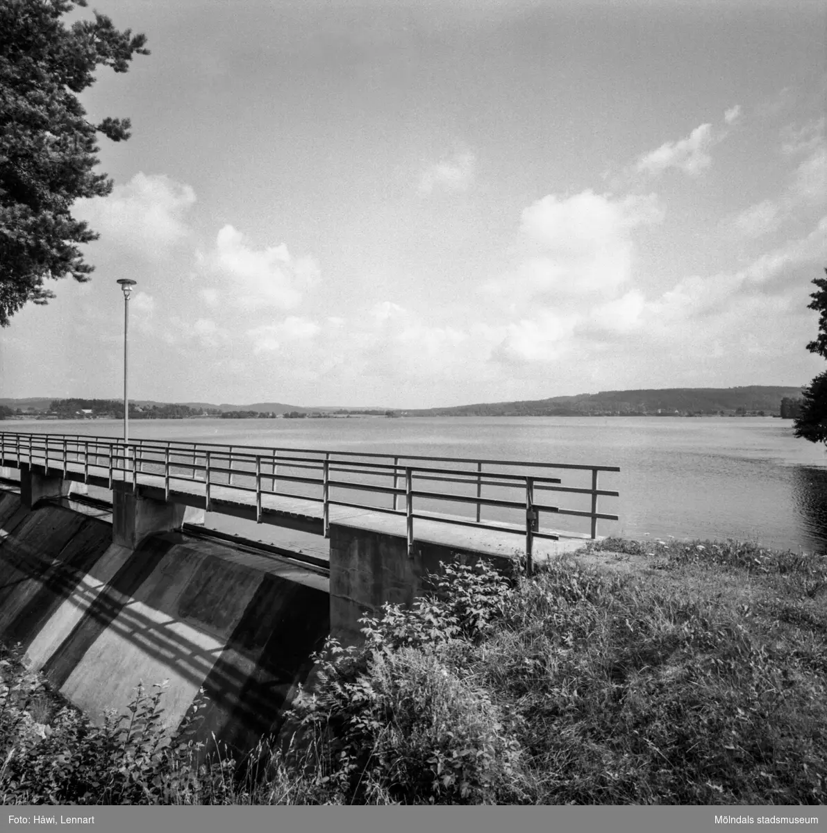 Ätrafors kraftstation, 25/7 1960. Exteriör och dammbyggnad.