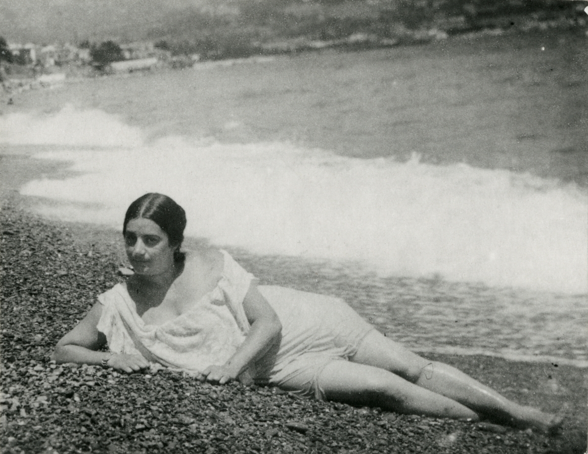 Elisabeth Rostin Lapina (gift 2. gang med Alexander Lapin). Muligens fotografert da hun fulgte mannen sin til kuropphold i Livadia på Krim i 1935.